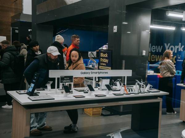 Estados Unidos dio por inaugurada este viernes la temporada más activa de compras con la celebración del ‘black friday’ (viernes negro), una jornada consumista de descuentos en tiendas físicas y online en la que se espera que se batan récords de ventas.