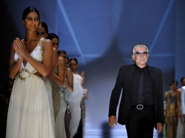 “Con gran tristeza hoy decimos adiós a nuestro fundador Robert Cavalli. Desde sus humildes comienzos en Florencia, Roberto logró convertirse en un nombre mundialmente reconocido, amado y respetado por todos”, se lee en el comunicado oficial.