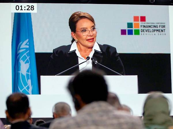 La presidenta de Honduras, Xiomara Castro, dando su discurso en la FDD4, celebrada en Sevilla, España.