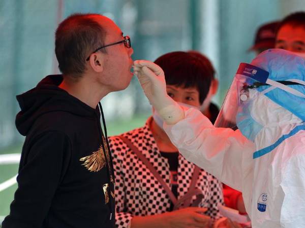 Un hombre se somete a un test de covid 19 durante los inicios de la pandemia en China.