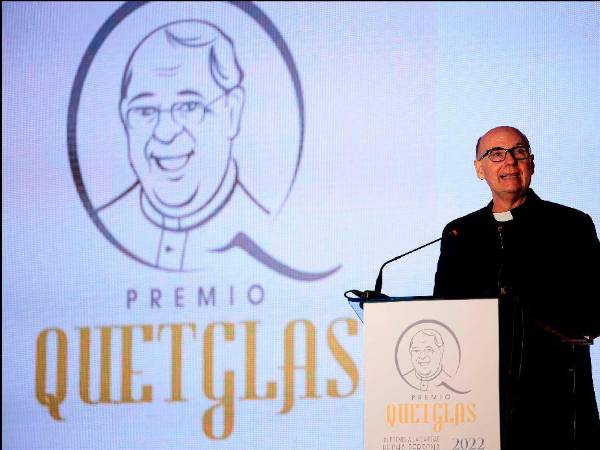 <b><span class=mln_uppercase_mln>Entrega.</span></b> El obispo Vicente Natcher durante la gala de 2023.