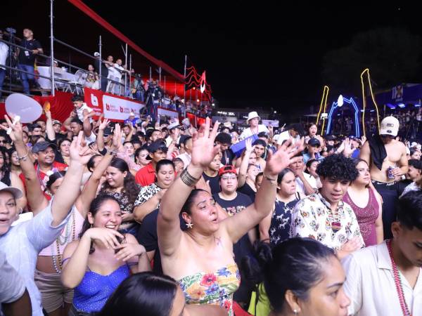 La explanada del parque central donde se ubicó el escenario quedó pequeña para la cantidad de personas que disfrutaron, saltaron y gozaron al ritmo de los artistas internacionales y nacionales en el cierre de la Feria Isidra y Gran Carnaval de la Amistad de La Ceiba.
