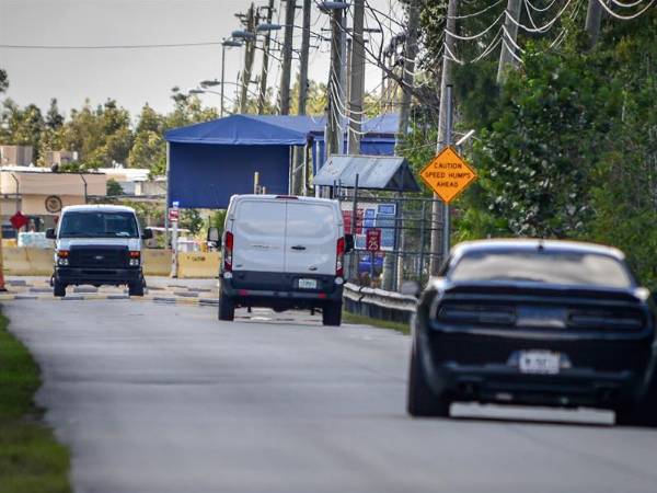 Fotografía de archivo en donde se ven autos por una calle de Miami.