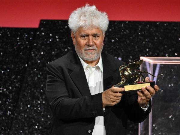 El cineasta español recibe el León de Oro del Festival de Cine de Venecia por 'The Room Next Door' ('La habitación de al lado').