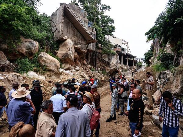 Autoridades municipales y habitantes recorren el canal del río del Camarón donde supervisan la limpieza de los canales por las lluvias del huracán ‘John’, este lunes, en el ciudad de Acapulco (México).