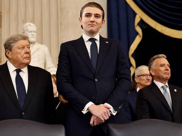El hijo menor de Donald Trump, Barron, ocupó uno de los lugares centrales en el escenario de la investidura del republicano en la rotonda del Capitolio, acaparando la atención por su gran estatura.
