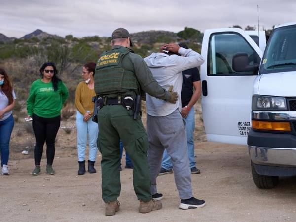 La comunidad de líderes latinos busca la legalización permanente da aquellos inmigrantes que tiene algún estatus especial como TPS o Daca. Ya Trump nombró a dos funcionarios que han adelanto que vuelven las redadas para captura a inmigrantes ilegales.