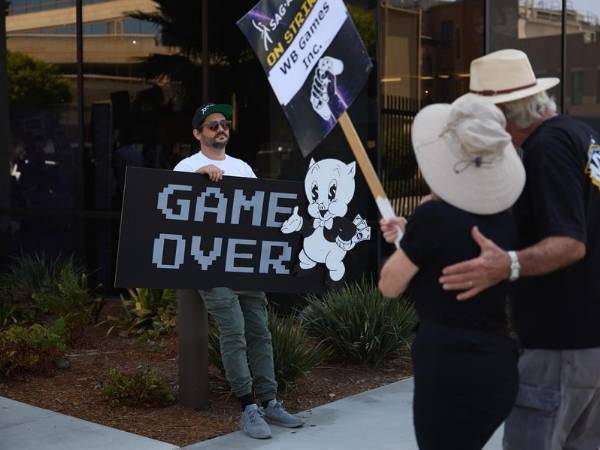 Artistas de videojuegos de Hollywood, en una huelga este miércoles a las afueras de los estudios Warner Bros. en Burbank (EE.UU.).