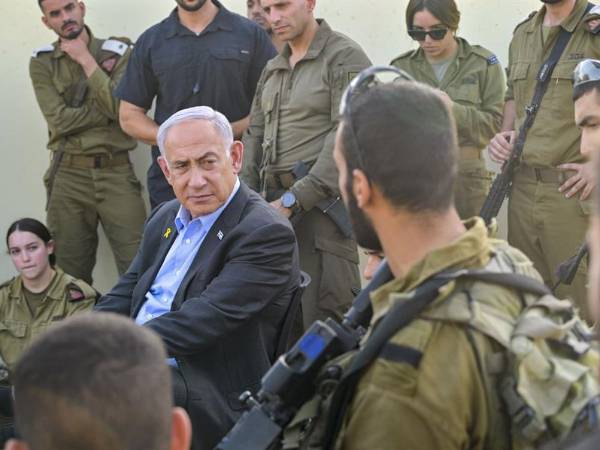 El primer ministro de Israel, Benjamín Netanyahu, durante una visita a la base militar de Golani.