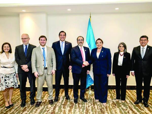 La presidenta Castro con los representantes del CAF.