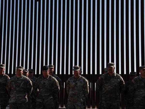 Miembros de la Guardia Nacional de Texas en la frontera sur de EEUU.