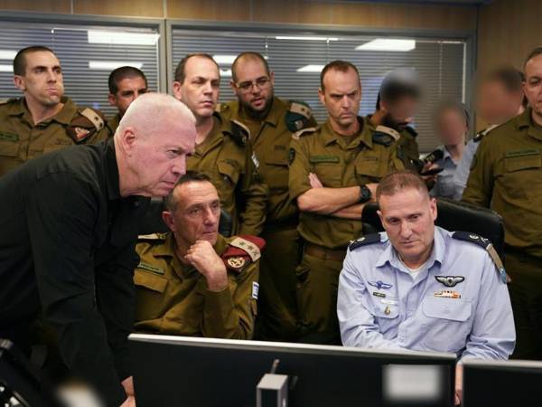 El ministro de Defensa de Israel, Yoav Gallant, junto al jefe del Estado Mayor de las FDI, el general Herzi Halevi, y el jefe adjunto del Estado Mayor de Israel, el general Amir Baram, durante la visita al centro de mando y control de la FAI.