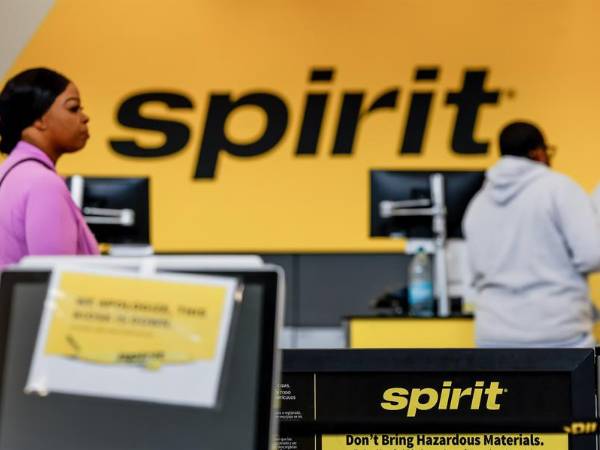 La aerolínea estadounidense de bajo coste Spirit Airlines, que se declaró en quiebra en noviembre del 2024, está generando titulares ahora con sus nuevas reglas sobre tatuajes y vestimenta a bordo que pueden dejar en tierra a más de un pasajero.