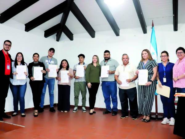 <b>Gabriel Paredes y la ministra de Salud entregan los acuerdos.</b>