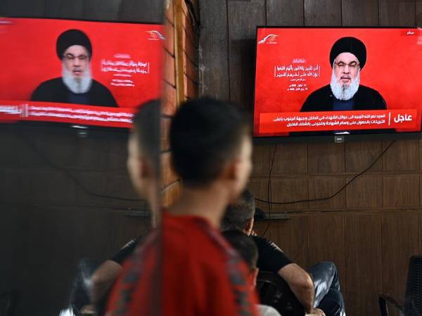 La gente observa al secretario general de Hezbolá, Hassan Nasrallah, pronunciando un discurso televisado en una cafetería en el suburbio sur de Beirut, Líbano, el 19 de septiembre de 2024.