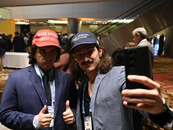 Alejo de Gennaro (der.) viajó casi mil kilómetros para ver al Presidente argentino en un evento en Buenos Aires.