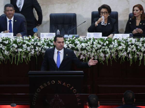 Tomás Zambrano, presidente del Congreso Nacional, delineó los principales lineamientos que marcarán el trabajo legislativo durante el período 2026-2027, al intervenir en la instalación de la primera legislatura, acto que congregó a autoridades del Estado, representantes de la sociedad civil, sector privado, cuerpo diplomático y medios de comunicación.