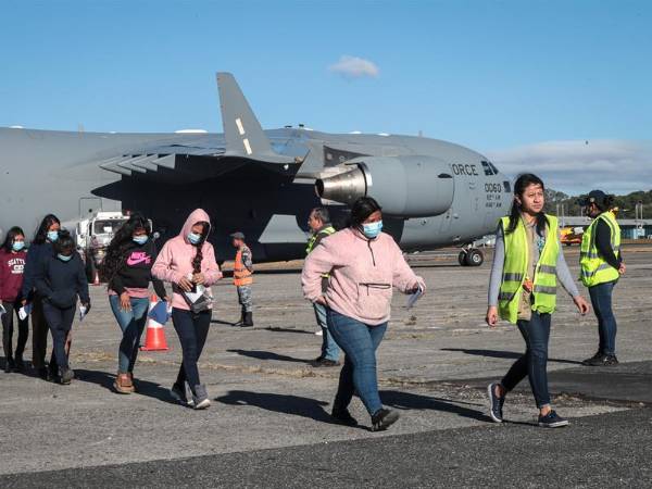 México y Guatemala han recibido varios vuelos militares con migrantes deportados de EEUU en los últimos días.