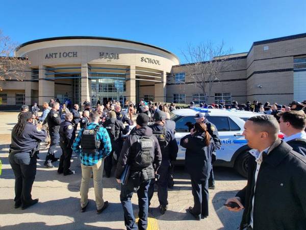 Servicios de emergencia responden al tiroteo en una escuela secundaria de Nashville, Tennessee.