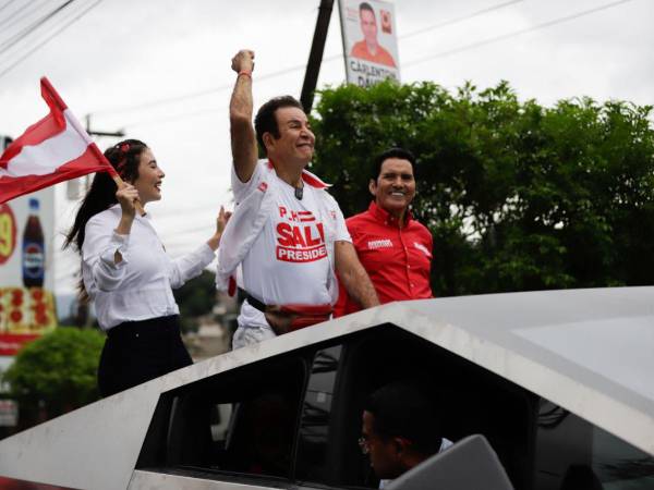 Salvador Nasralla anduvo en una caravana subido en un Tesla. El candidato del Partido Libre siempre anda en compañía de su esposa, Iroshka Elvir.