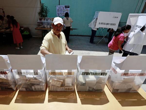 Ciudadanos emiten su voto en las elecciones generales mexicanas este domingo, en un colegio electoral en la ciudad de Toluca en el Estado de México (México). EFE/Felipe Gutiérrez
