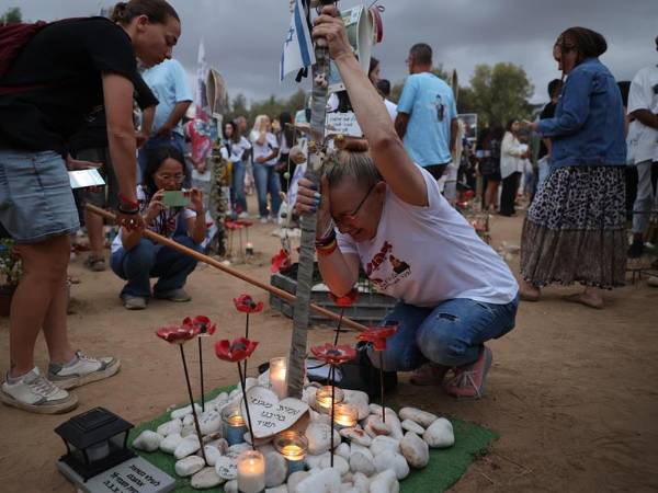 Con profundo dolor y valentía, las familias de las víctimas asesinadas se reunieron este lunes en el sur de Israel para honrar la memoria de sus seres queridos en el sitio conmemorativo del ataque del 7 de octubre de 2023. Entre lágrimas, recordaron las vidas arrancadas en aquel trágico día, mientras la nación entera acompaña su duelo y mantiene viva la memoria de quienes perdieron.