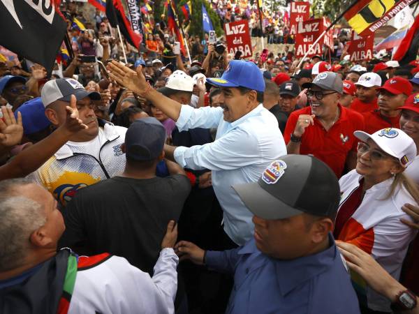 El presidente de Venezuela, Nicolás Maduro, saluda a sus simpatizantes durante una manifestación a favor de su Gobierno, este sábado en Caracas (Venezuela). EFE/ Miguel Gutiérrez