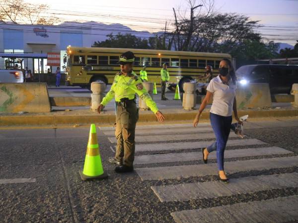 Agentes municipales controlan el paso peatonal en el bulevar del norte.