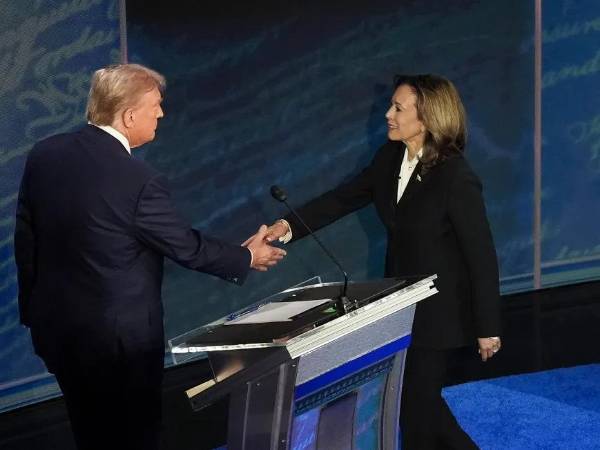 Trump y Kamala se saludan durante el debate presidencial del pasado 10 de septiembre.