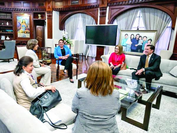 El 25 de abril, la presidenta Castro recibió a la titular del Cohep, Anabel Gallardo, acordando el Consejo de Competitividad.