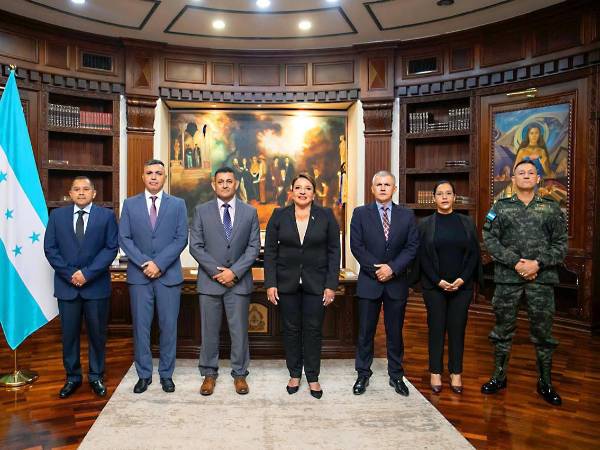 Castro junto a los nuevos miembros de la comisión interventora del sistema penitenciario. También estuvo presente el ministro de Defensa, Roosevelt Hernández.