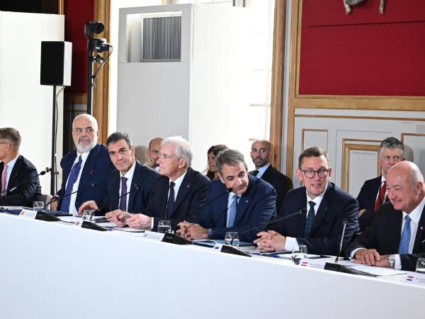 El presidente del Gobierno español, Pedro Sánchez (3i), durante su participación en París en una reunión de la Coalición de Voluntarios para Ucrania. EFE/Moncloa/Borja Puig de la Bellacasa.