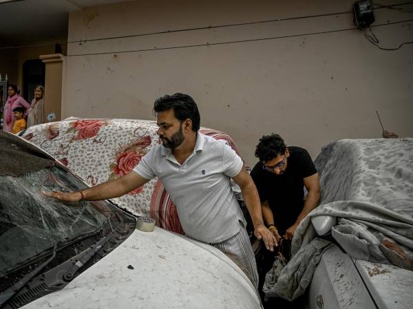 Vehículos en Jammu, en la parte de Cachemira controlada por India, tras un choque con Pakistán este mes.