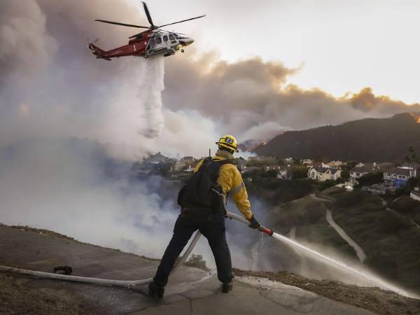 Los devastadores incendios en Los Ángeles avanzan sin control.
