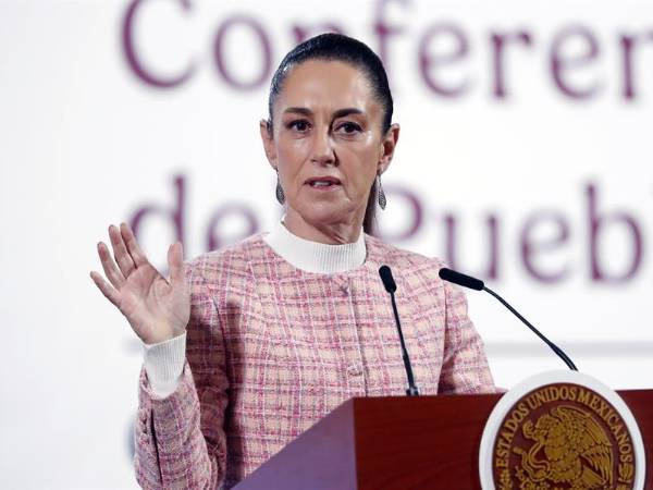 La presidenta de México, Claudia Sheinbaum, habla durante su rueda de prensa diaria este jueves, en el Palacio Nacional en la Ciudad de México (México).