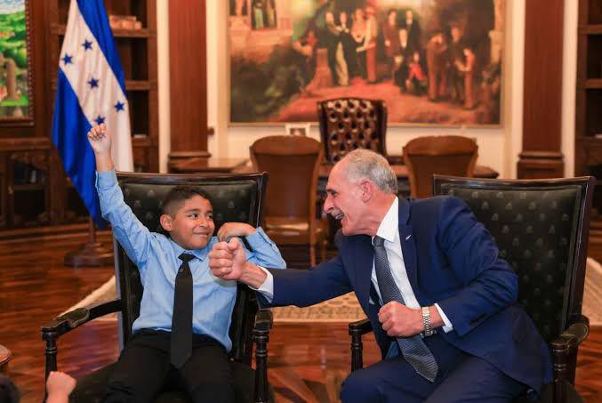 André Enoc, el niño hondureño parte rumbo al Kennedy Space Center de la NASA