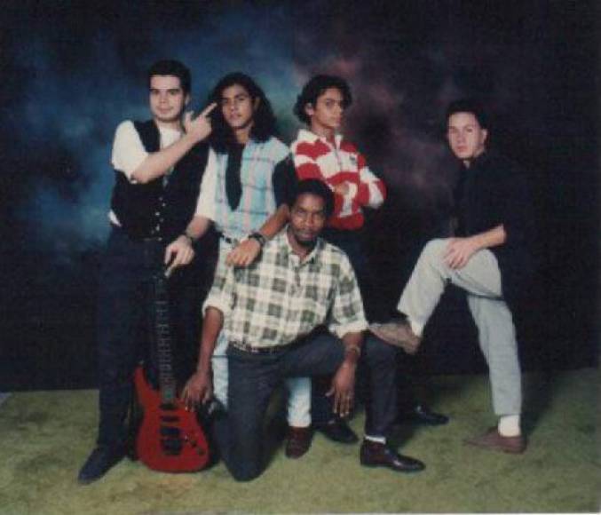 Se informó que Uclés era bajista y fue uno de los fundadores de la exitosa banda de rock hondureña, que deleitó en los años 90.