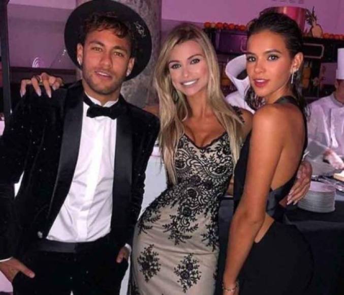 Las chicas acompañaron a Neymar y mediante las redes sociales se han filtrado varias fotos de su festejo.