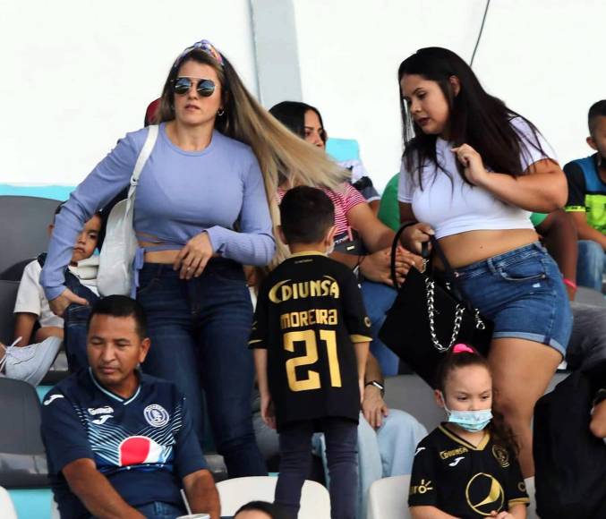 La bella esposa del portero argentino del Motagua, Jonathan Rougier, Ana Emilia Lencina, llegó al Nacional para apoyar a su marido en el juego ante Olancho FC.