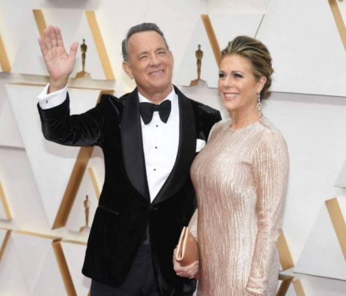 Tom Hanks y Rita Wilson<br/><br/>La pareja de actores estadounidenses Tom Hanks y Rita Wilson dieron postivo al virus estando en Australia. En un mensaje en su cuenta de Twitter, Hanks informó que serán evaluados, monitoreados y aislados durante el tiempo que se requiera.