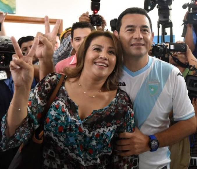 El candidato Jimmy Morales votó en compañía de su esposa.