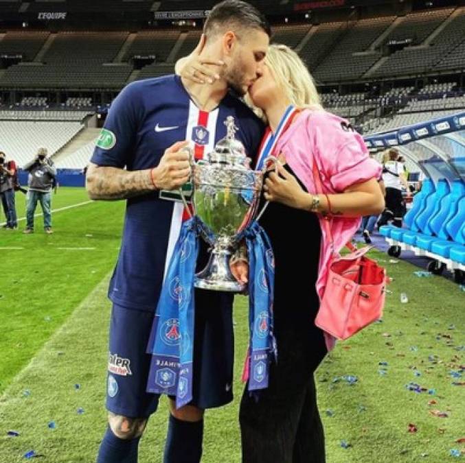 ¡Se lo comió! Wanda Nara le dio tremendo beso a Mauro Icardi en los festejos.