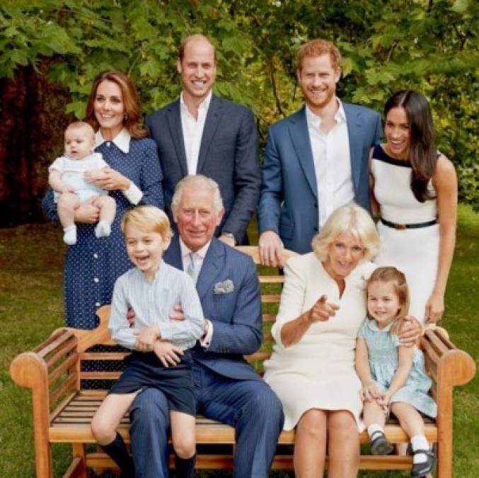 El niño no recibirá el título de príncipe o princesa, a menos que la Reina les dé un permiso especial<br/><br/>Según los expertos, al nuevo bebé real se le debería dar tradicionalmente el título de Earl o de Lady.<br/><br/>Sin embargo, la reina podría hacer una excepción para el hijo del príncipe Harry, como lo hizo anteriormente para todos los hijos del príncipe William. En diciembre de 2012, Su Majestad emitió una nueva Carta de Patentes que declaró que todos los duques y duquesas de Cambridge ostentarían el título de SAR (Su Alteza Real) y serían designados príncipes y princesas.<br/><br/>Habrá que esperar y ver si se darán los mismos títulos a los hijos de Harry y Meghan.<br/>