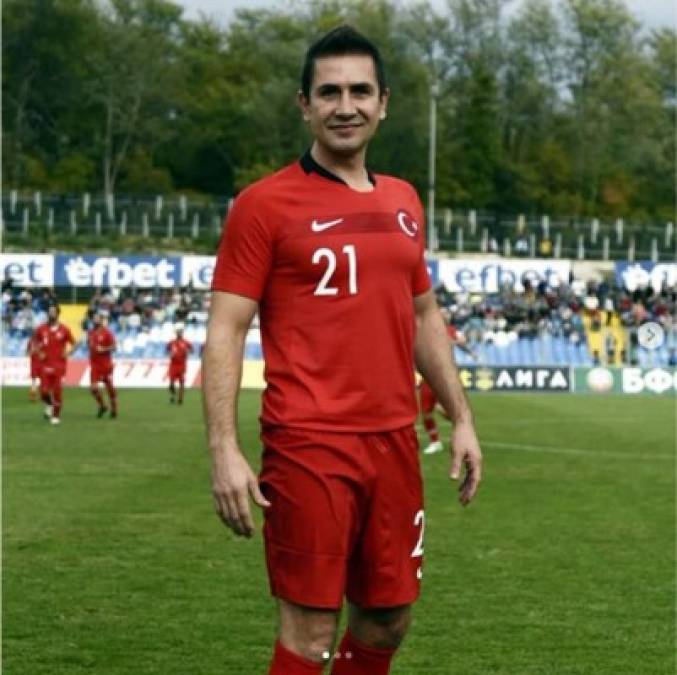 Emre Asık se desempeñaba como defensa y toda su carrera futbolística la realizó en Turquía, pasando por equipos como el Fenerbahçe, Galatasaray y Besiktas, entre otros clubes.