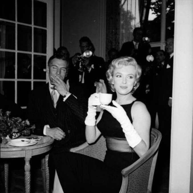 El 17 de julio de 1956 Marilyn Monroe y Laurence Olivier ofrecen una conferencia de prensa en el hotel Savoy, Londres. Foto colección Getty Images/derechos LA PRENSA