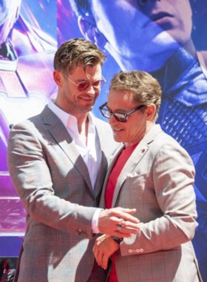 Downey Jr. (d) recibió este homenaje en cemento por primera vez en 2009 cuando estrenó 'Sherlock Holmes'.