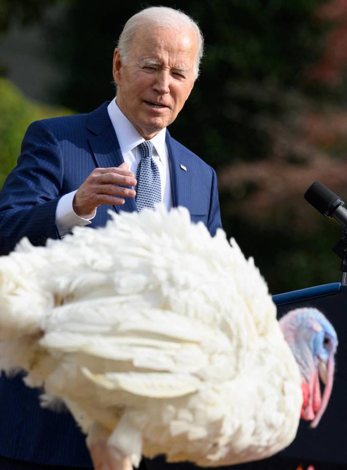 A Biden le tocaba soplar 81 velas, por lo que quiso recordar al público, entre los que había jóvenes estudiantes, que hoy es su cumpleaños: “Es difícil cumplir 60”, bromeó.