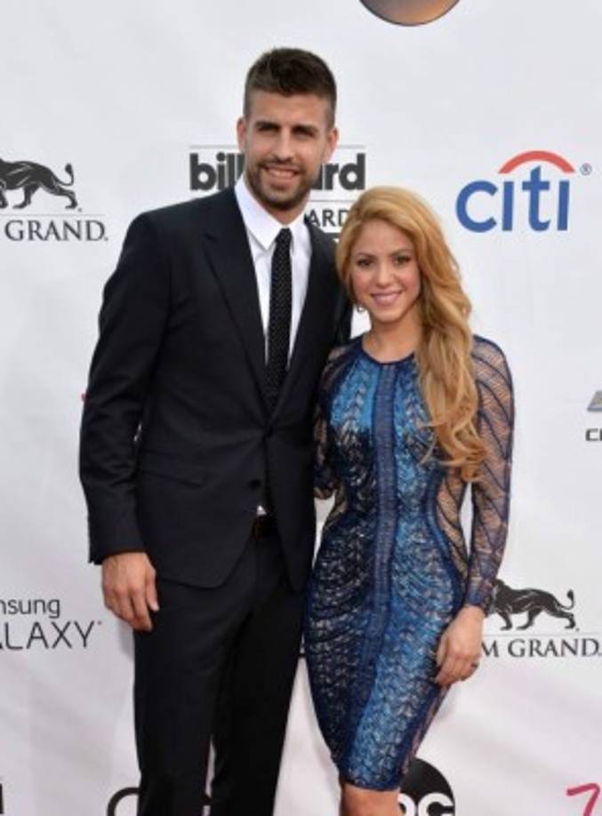 - Shakira y Gerard Piqué- <br/><br/>La colombiana y el jugador del Barcelona hicieron pública su relación en 2011, cuando ella tenía 34 y él 24. A pesar de los 10 años de diferencia y diversos rumores de separación, siguen juntos con dos hijos en común.<br/>