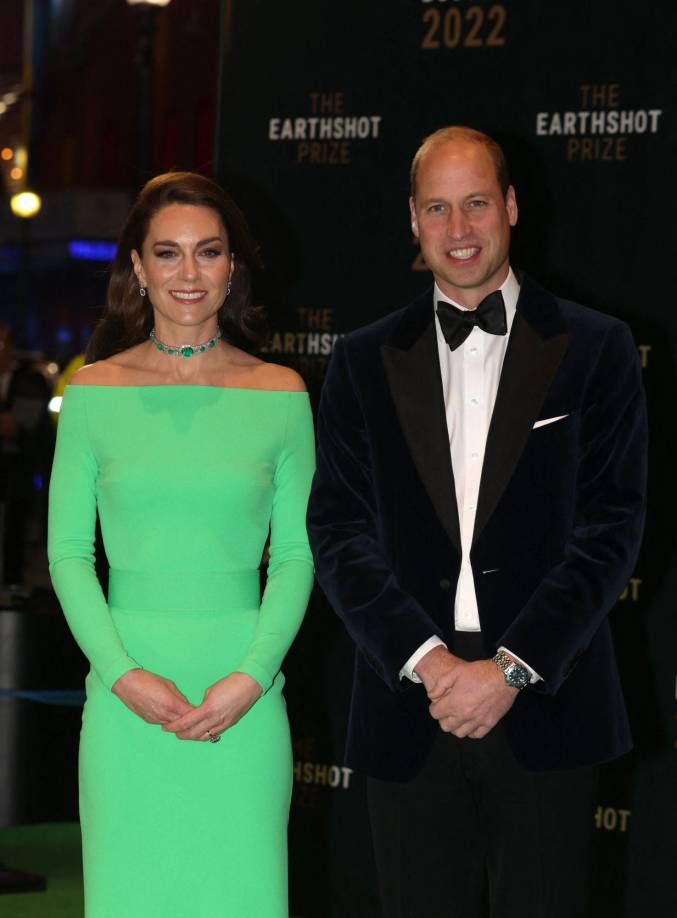 El atuendo que lució Meghan, fue comparado con el vestido que la princesa de Gales, Catherine, usó la semana pasada para una gala del príncipe William en Boston.
