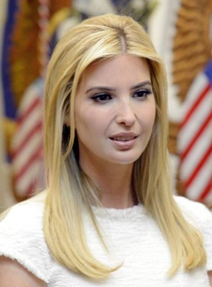 El equipo de belleza de la joven empresaria fue captado por los fotógrafos esta mañana en su residencia ubicada en un exclusivo barrio de Washington DC.